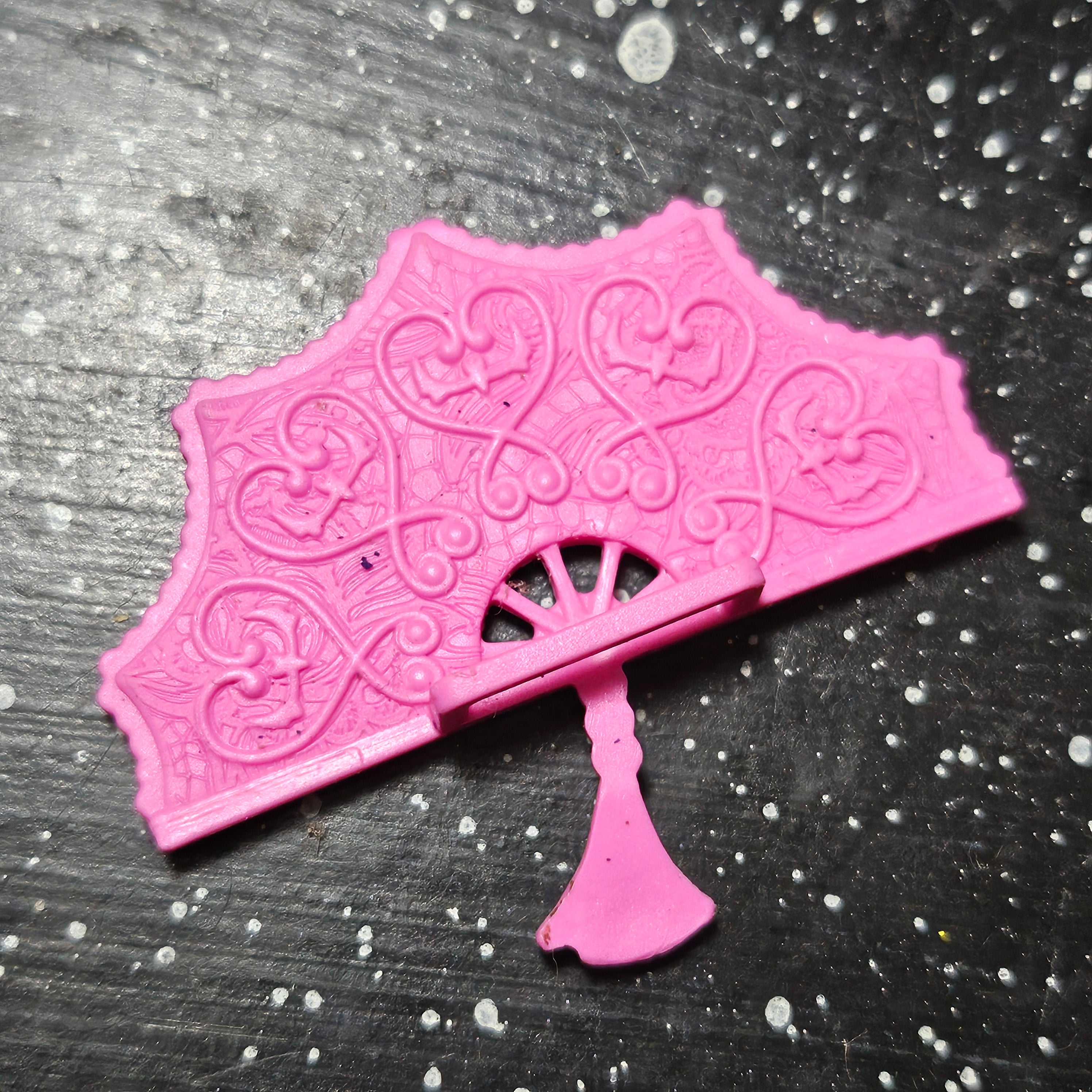 Monster High Scary Sweet Birthday Draculaura Doll - Pink Fan Accessory
