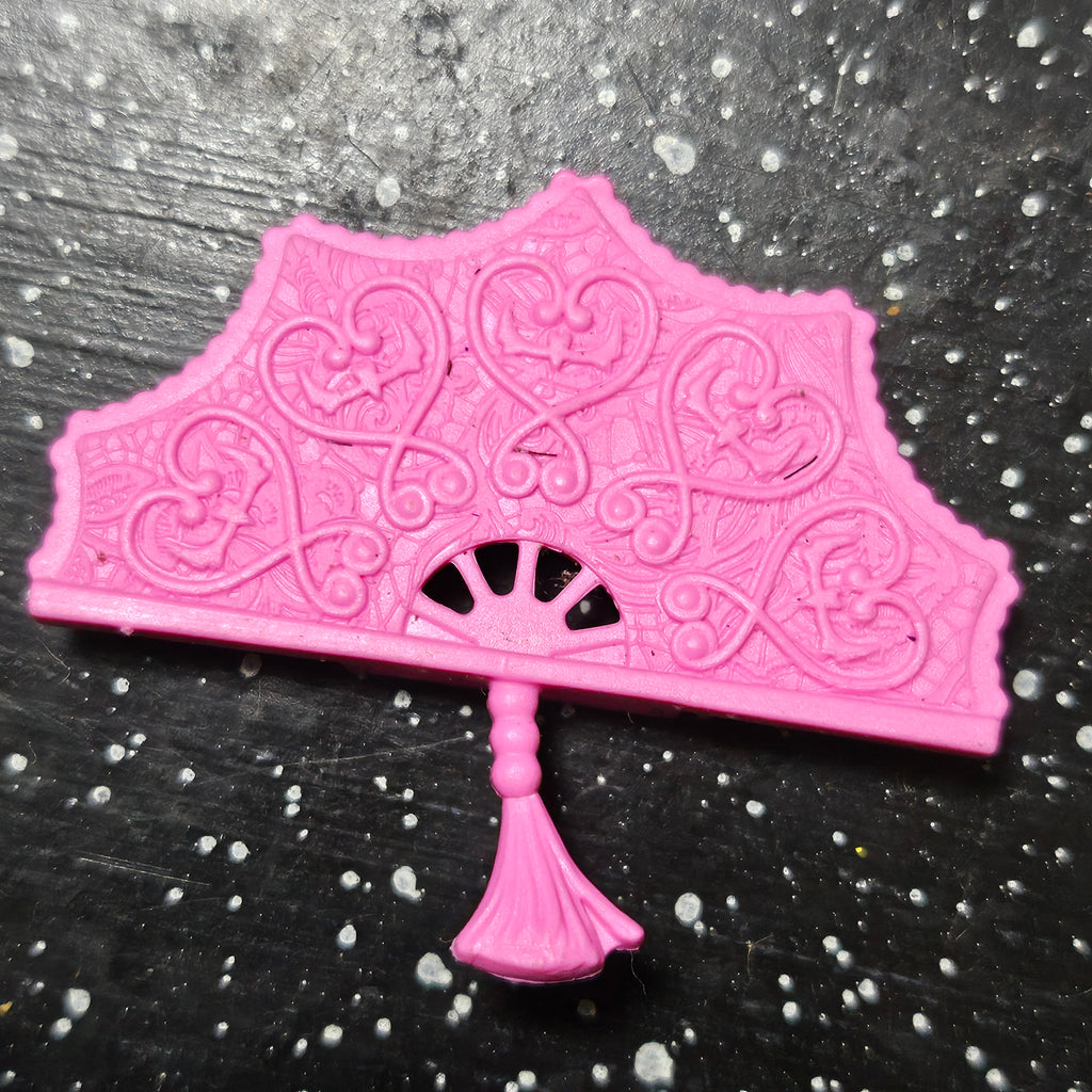 Monster High Scary Sweet Birthday Draculaura Doll - Pink Fan Accessory