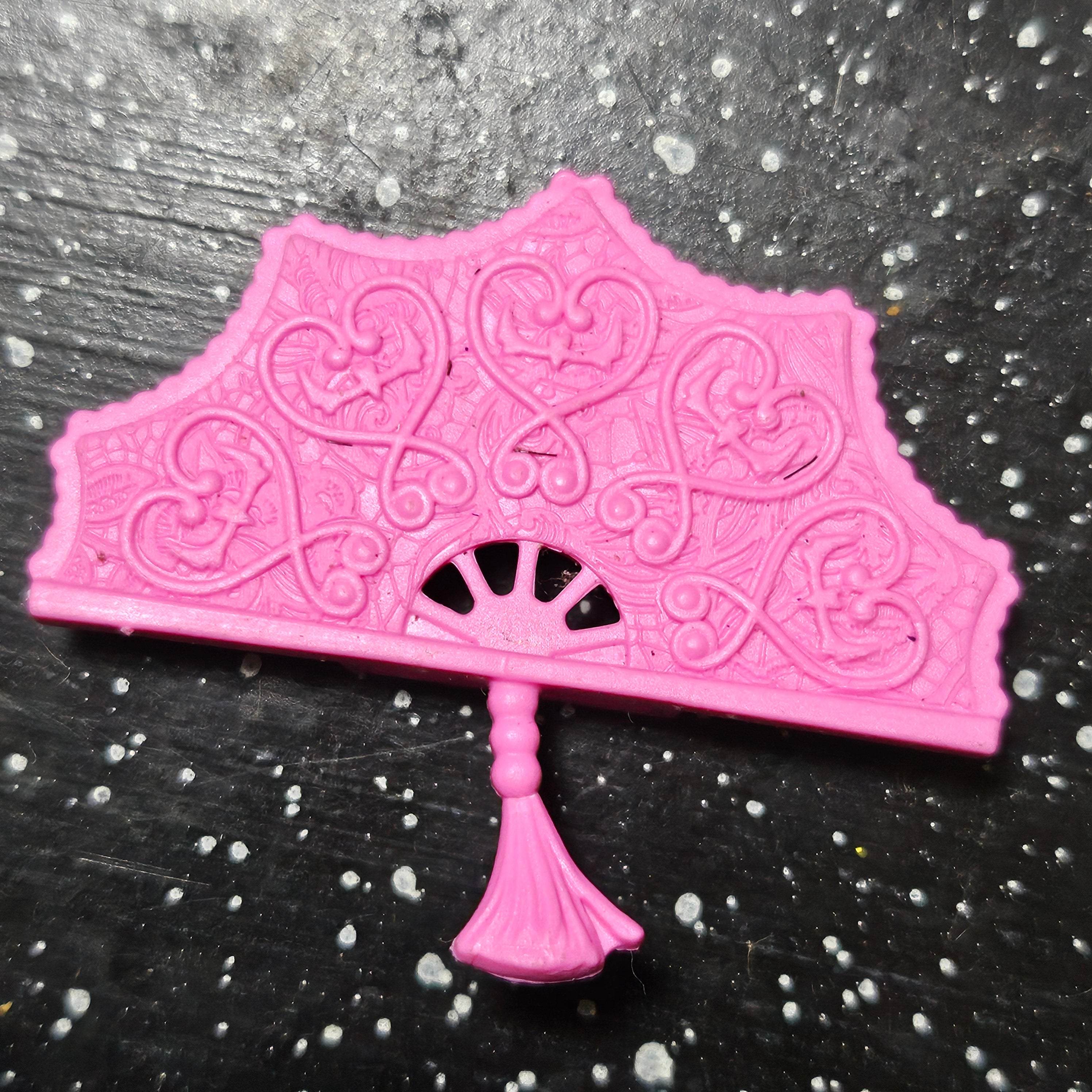 Monster High Scary Sweet Birthday Draculaura Doll - Pink Fan Accessory